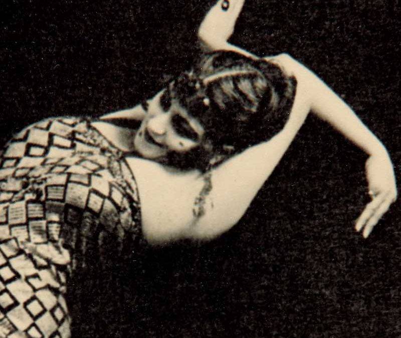 Detalle de la fotografía "Tórtola Valencia" en la danza de "La serpiente", ca. 1915. Museo Nacional del Teatro (Almagro)