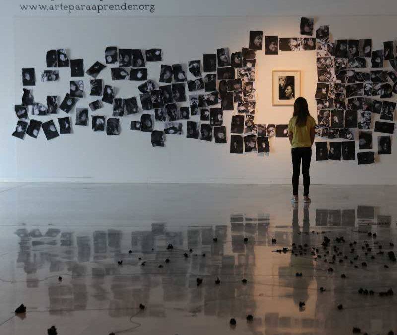 Niña ante una obra de arte