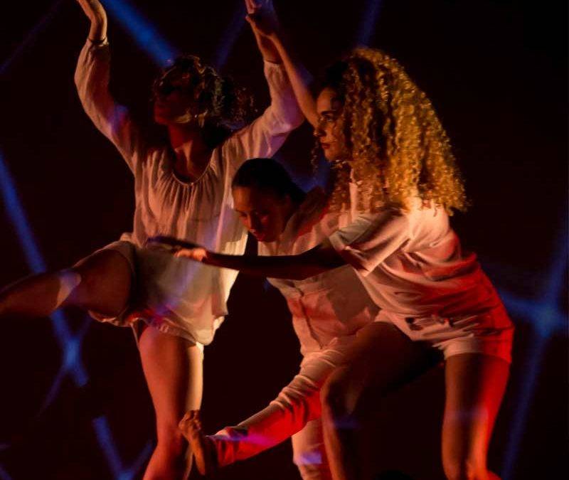 Tres personas bailando