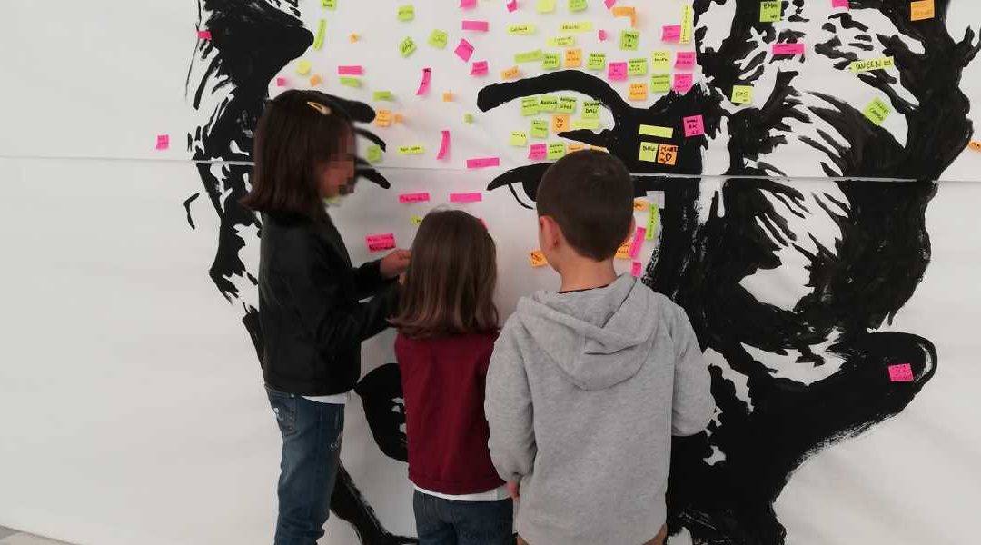 Niños participando en una de las actividades de la exposición "Arte para aprender"