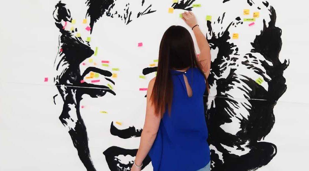 Persona interactuando con una de las obras de la exposición "Arte para aprender"