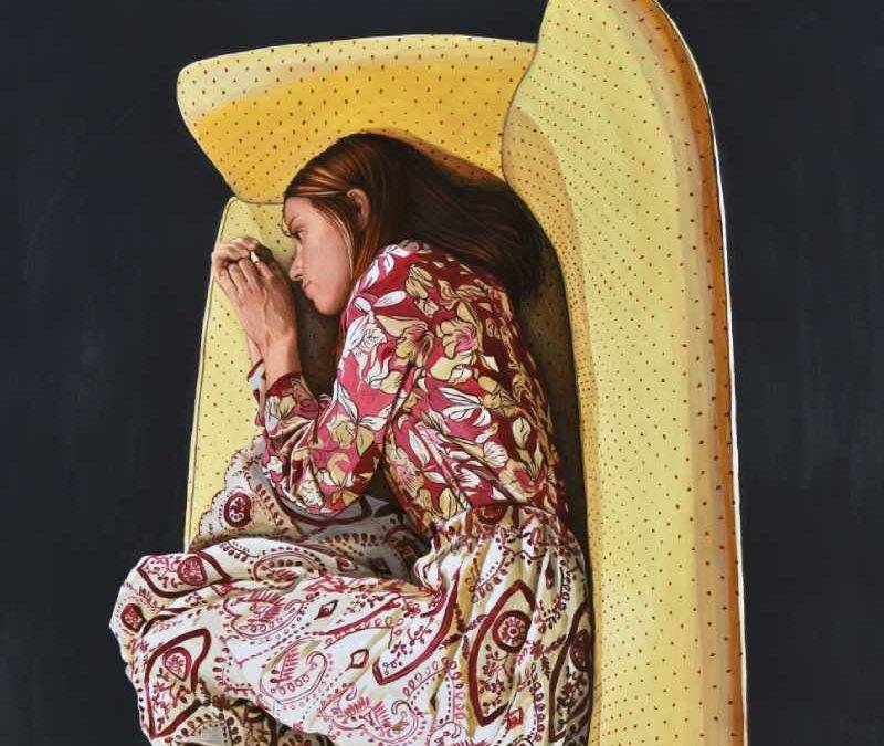 Detalle de la obra de Ángeles Agrela 'Laura como bella durmiente en el sofá amarillo'