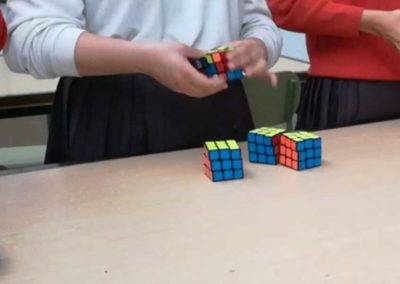 El Teatro CajaGranada acoge el I Torneo Escolar de Cubo de Rubik