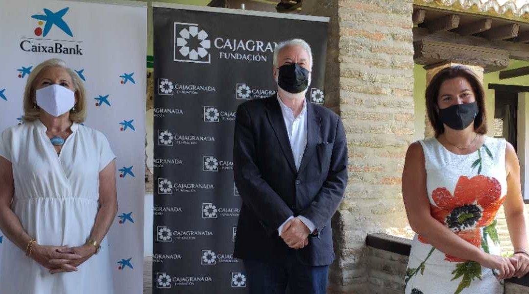 En la fotografía de izquierda a derecha: la presidenta de CajaGranada Fundación, María Elena Martín-Vivaldi; el director del Festival Internacional de Música y Danza de Granada, Antonio Moral; y la directora del Área de Negocio de CaixaBank en Granada, Mar Porcel.