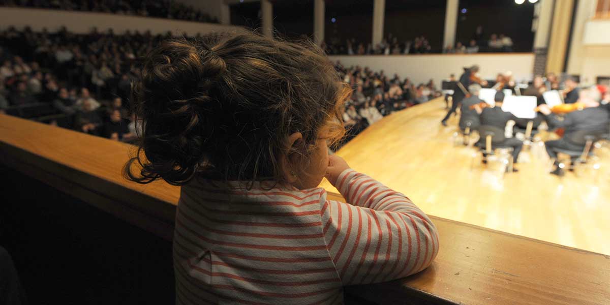 CajaGranada Fundación, CaixaBank y la Orquesta Ciudad de Granada intercambian música por material escolar
