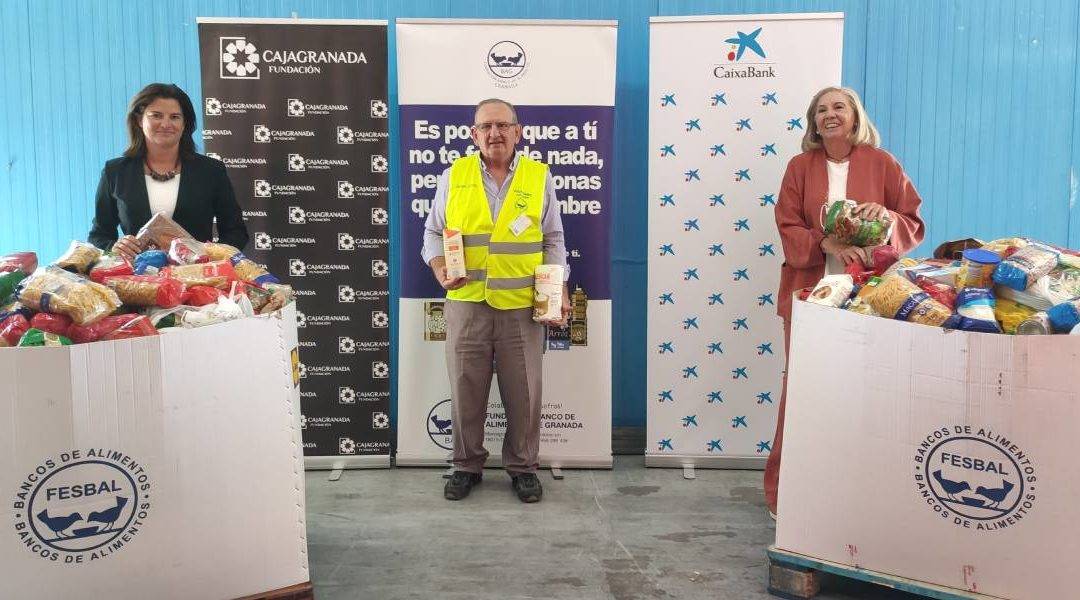 En la fotografía de izquierda a derecha: la directora del Área de Negocio de CaixaBank en Granada, Mar Porcel; el presidente del Banco de Alimentos de Granada, Indalecio García; y la presidenta de CajaGranada Fundación, María Elena Martín-Vivaldi