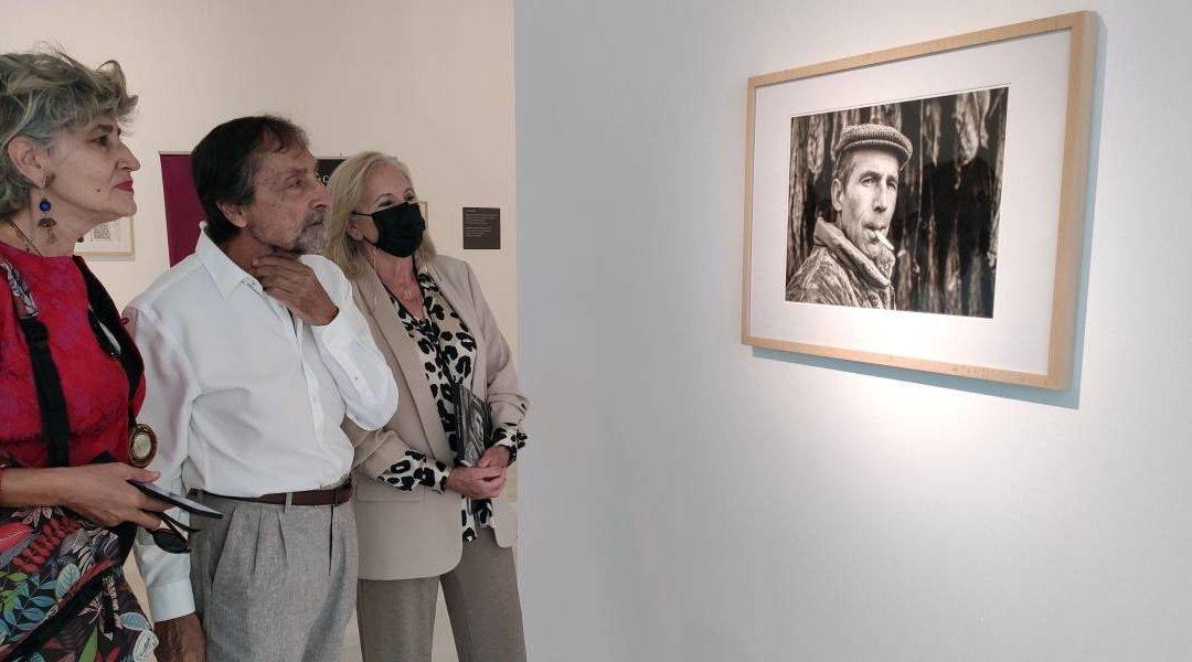 De izquierda a derecha: la secretaria de la Fundación Omnia, Carmen Ocaña; el fotógrafo, Antonio Arabesco; y la presidenta de CajaGranada Fundación, María Elena Martín-Vivaldi.