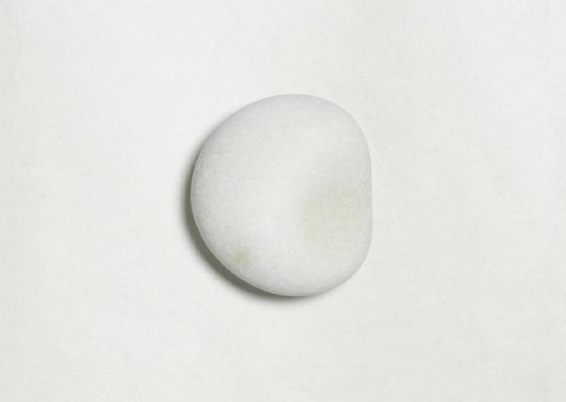 Detalle de la pieza de Kate Daudy en la exposición 'Mi blancor almidonado: autoretrato con piedras, sudario y una semilla'