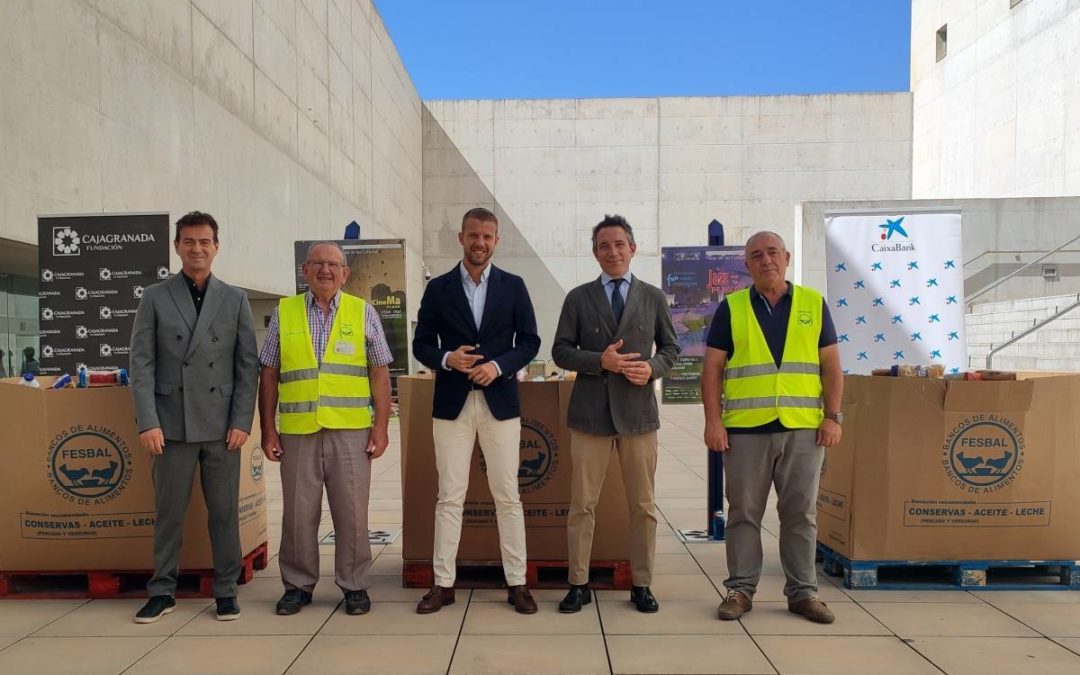 De izquierda a derecha: el director de CajaGranada Fundación, Fernando Bueno; el presidente de honor del Banco de Alimentos de Granada, Indalecio García; el director del Área de Negocios de Granada Capital y Metropolitana Norte de CaixaBank, Javier Rivas; el director del Área de Negocio de Granada Capital Sur de CaixaBank, José María Zafra; y el presidente del Banco de Alimentos de Granada, Manuel Marchal.