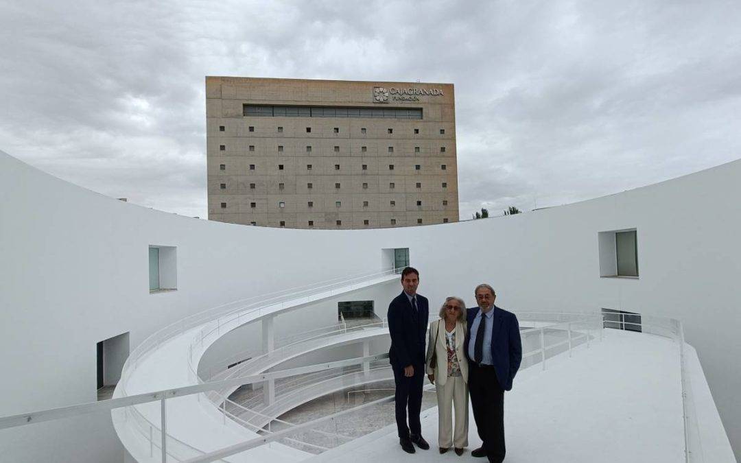 Responsables de CajaGranada Fundación y de Industrias Kolmer en el Patio Elíptico del Centro Cultural CajaGranada