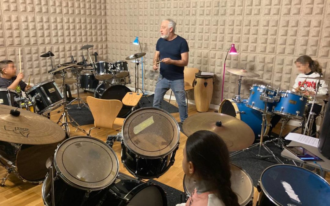 Eric Jiménez impartiendo clases de batería a unos chicos en el Centro Cultural CajaGranada.