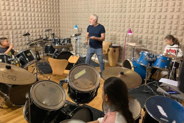 Las clases de batería de Eric de Los Planetas en el Centro Cultural CajaGranada ayudan a “curar” los problemas