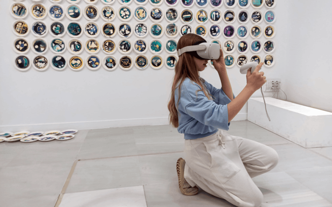 Visitante participando de la exposición 'Arte para aprender'