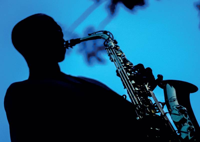 Persona tocando el saxofón