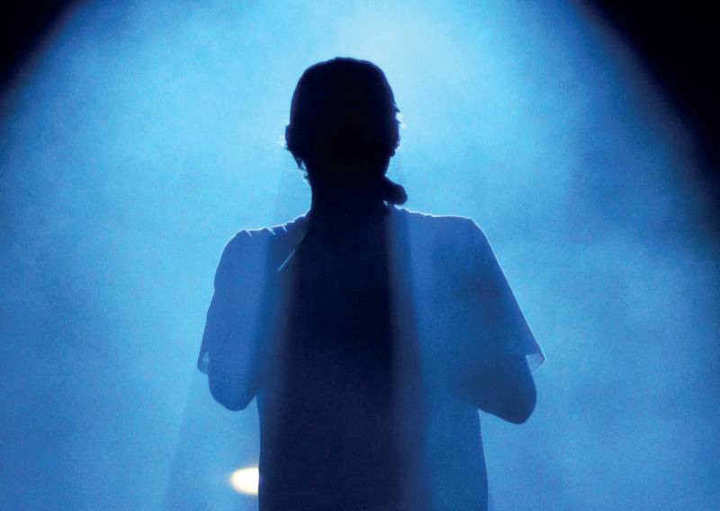 Persona ante un micrófono