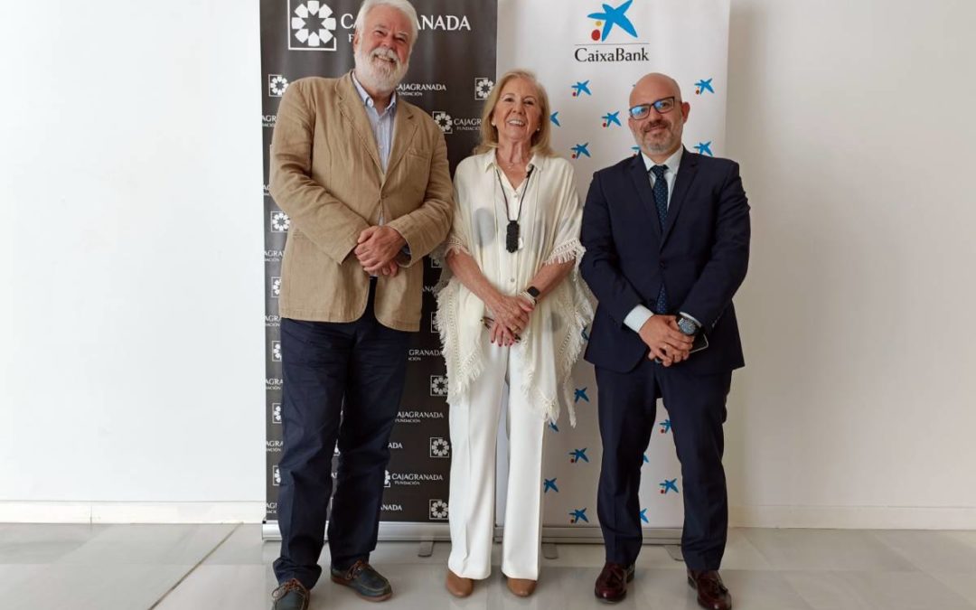 De izquierda a derecha: el director del Festival Internacional de Música y Danza de Granada, Antonio Moral; la presidenta de CajaGranada Fundación, María Elena Martín-Vivaldi; y el director comercial de CaixaBank en Granada y Jaén, Amador Carmona.