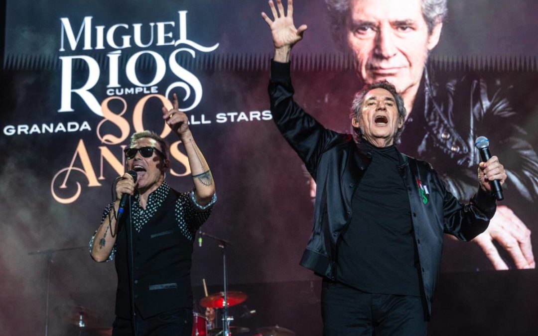 Miguel Ríos en el escenario junto a José Antonio García del grupo 091