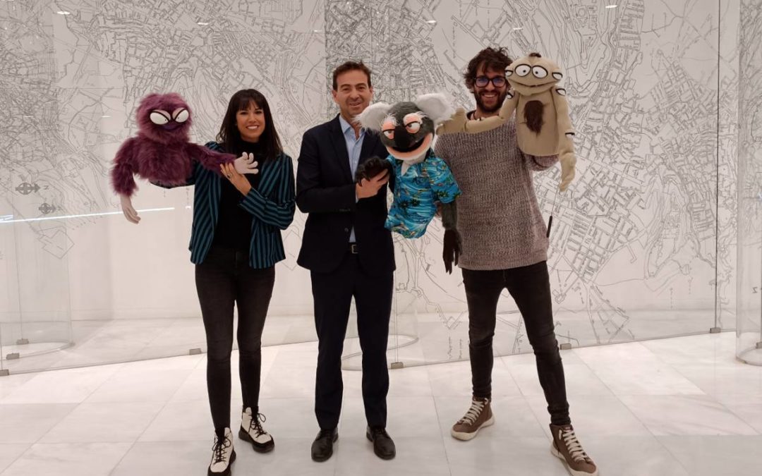 De izquierda a derecha la actriz y cofundadora de la compañía El Señor Sapo, Zeleste Merino; el director-gerente de CajaGranada Fundación, Fernando Bueno; y el actor y cofundador de la compañía El Señor Sapo, César Goca.