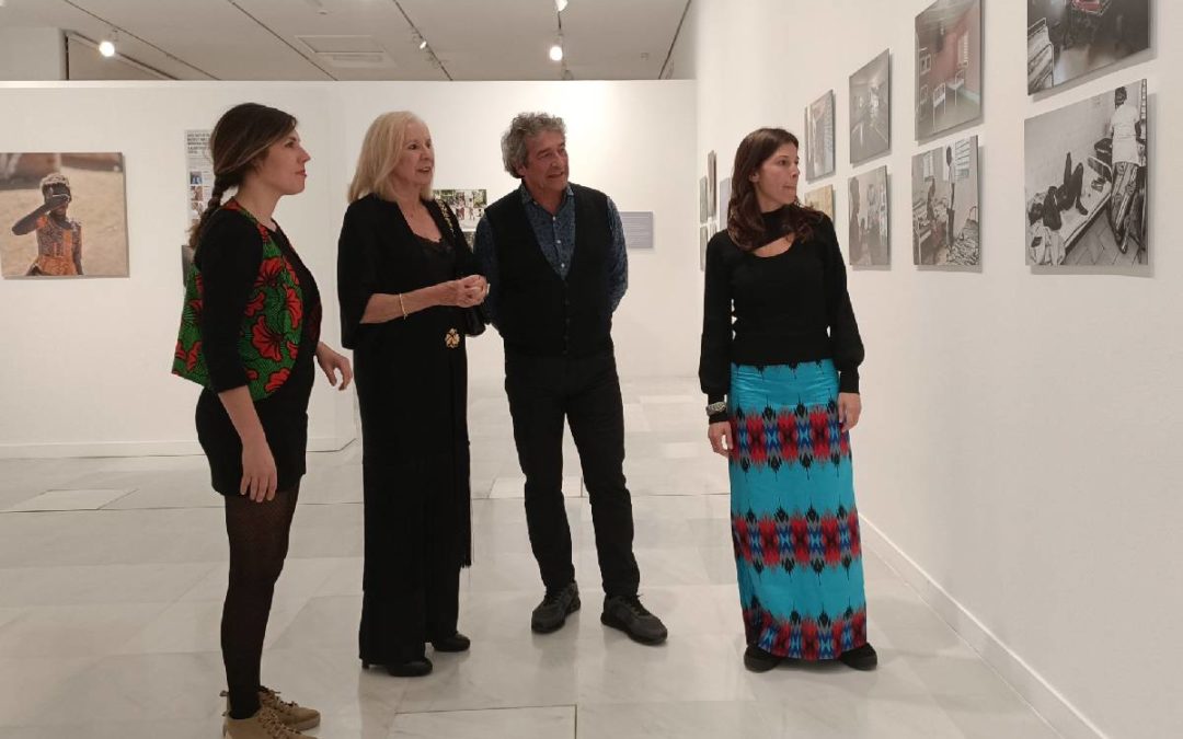 De izquierda a derecha, la vicepresidenta de la ONG Ser Madre Ser Mujer, Raquel Pérez; la presidenta de CajaGranada Fundación, María Elena Martín-Vivaldi; el fotógrafo y uno de los autores de las obras de la exposición, Ignacio Samper; y la secretaria general de la ONG Ser Madre Ser Mujer, Ana Ramos.