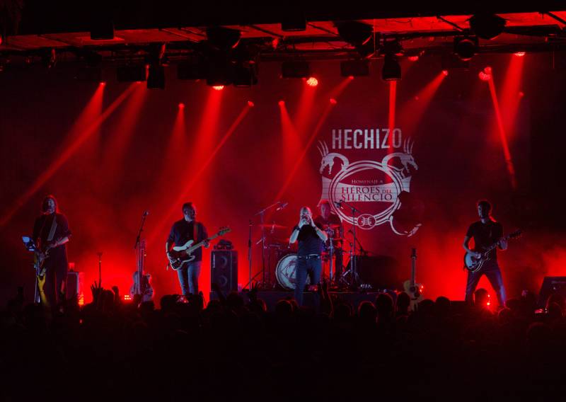 Músicos en un escenario