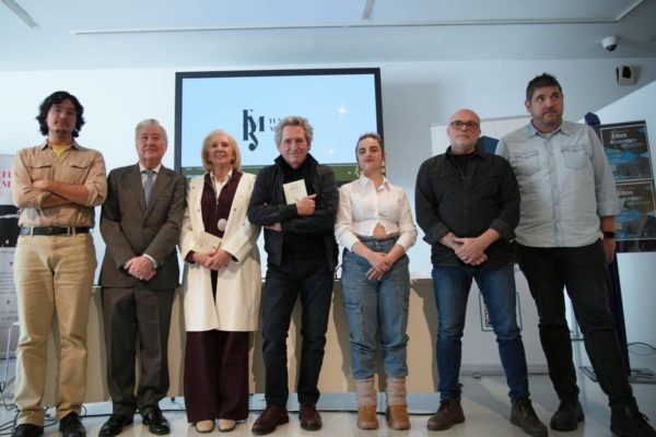 La Fundación Miguel Ríos y la Fundación Antonio Gala firman un convenio de colaboración en el Centro Cultural CajaGranada para impulsar la unión entre música y poesía