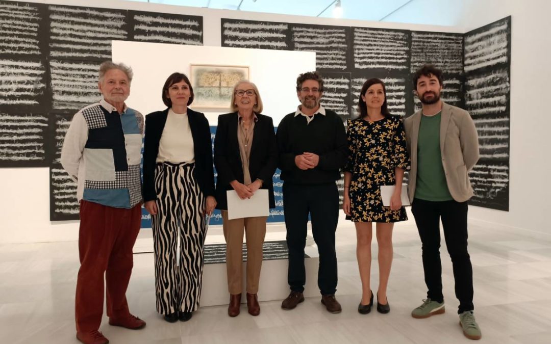 De izquierda a derecha: el comisario de la muestra y catedrático de la UGR, Ricardo Marín Viadel; la decana de la Facultad de Ciencias de la Educación de la UGR, Katia Caballero Rodríguez; la presidenta de CajaGranada Fundación, María Elena Martín-Vivaldi Caballero; el comisario de la muestra y profesor titular de la UGR, Joaquín Roldán Ramírez; la responsable del Museo Memoria de Andalucía de CajaGranada Fundación, Eloísa del Alisal Sánchez; y el vicedecano de Extensión Cultural y Estudiantes de la Facultad de Bellas Artes de la UGR, Manuel Bru Serrano.