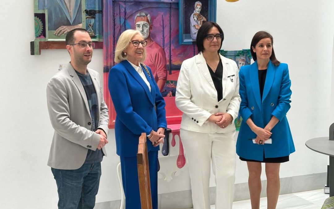 En la fotografía de izquierda a derecha: el coordinador del Instituto Andaluz de la Juventud en Granada, José Luis de la Torre; la presidenta de CajaGranada Fundación, María Elena Martín-Vivaldi Caballero, la delegada de Desarrollo Educativo y Formación Profesional y de Universidad, Innovación e Investigación de la Junta de Andalucía en Granada, María José Martín Gómez; y la responsable del Museo Memoria de Andalucía de CajaGranada Fundación, Eloisa del Alisal Sánchez.