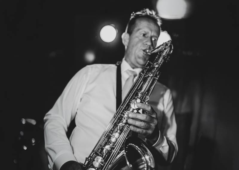 Persona tocando el saxofón