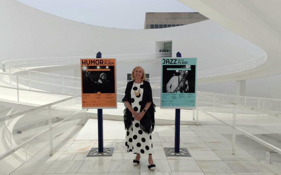 La presidenta de CajaGranada Fundación, María Elena Martín-Vivaldi Caballero, en el Patio Elíptico del Centro Cultural CajaGranada, presentando el cartel de los ciclos de humor y jazz.