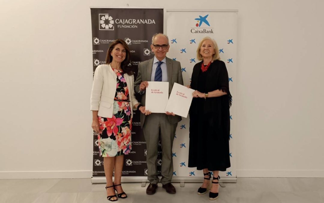 De izquierda a derecha: la directora-coordinadora de Banca Instituciones de CaixaBank en Andalucía, María Rosa Márquez Sánchez; el director del Festival Internacional de Música y Danza de Granada, Paolo Pinamonti; y la presidenta de CajaGranada Fundación, María Elena Martín-Vivaldi Caballero.