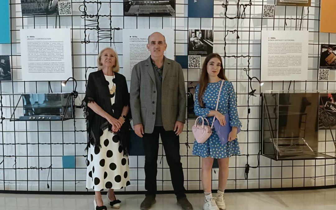 De izquierda a derecha: la presidenta de CajaGranada Fundación, María Elena Martín-Vivaldi Caballero; el secretario de la Fundación Miguel Ríos, Antonio Castro Ríos; y la comisaria de la muestra, Marta España Sousa.