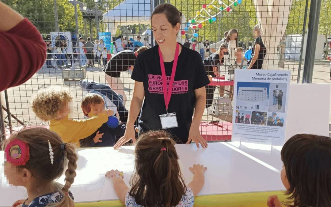 Una Mediadora del Museo Memoria de Andalucía con público en La Noche Europea de los Investigadores.