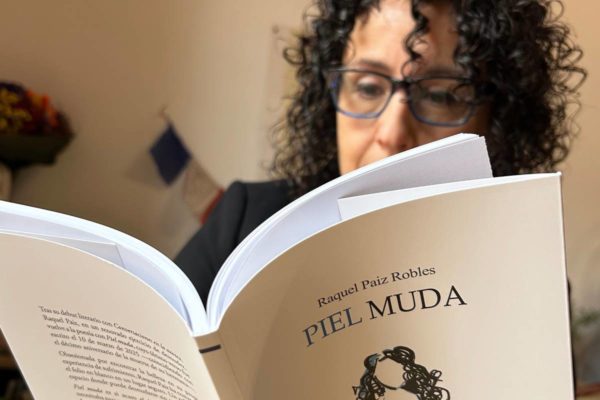 Raquel Paiz presenta ‘Piel muda’, sus versos más íntimos, en el Centro Cultural CajaGranada