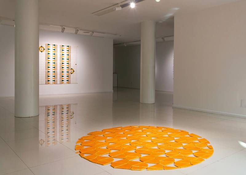 Varias piezas de Isabel Flores en una sala de exposiciones