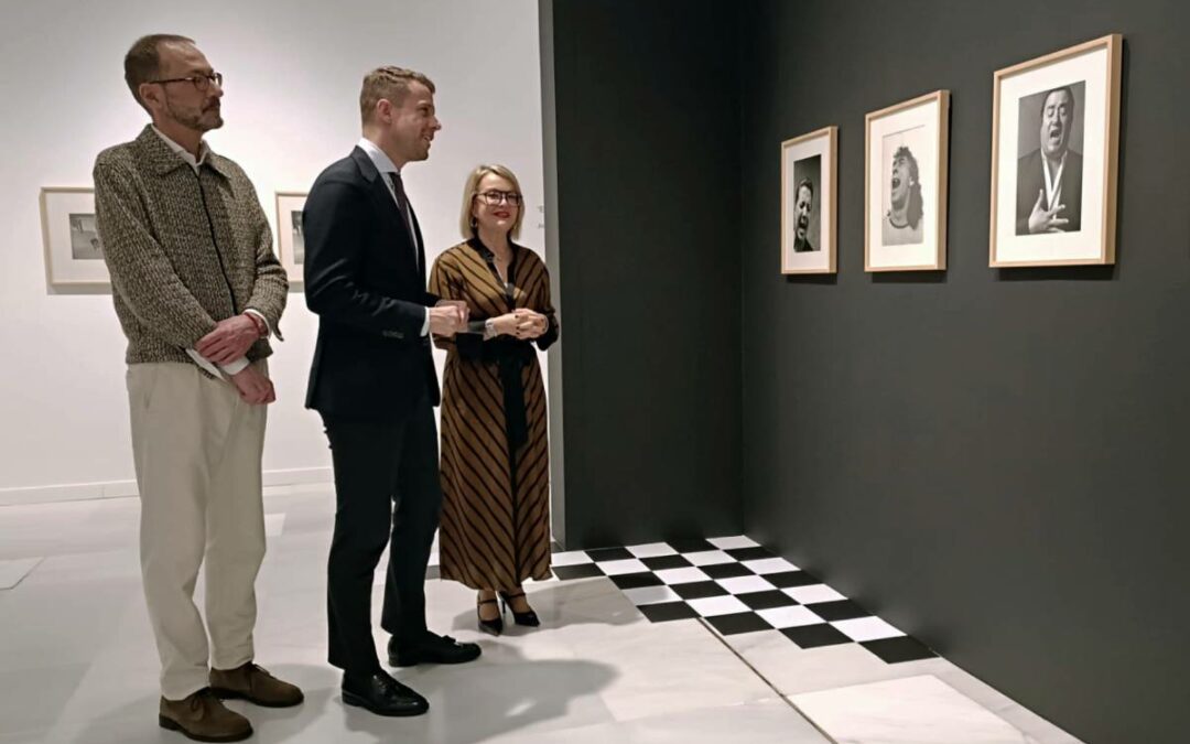 De izquierda a derecha: el comisario de la exposición, Miguel Arjona; el director de Área de Negocio de Granada de CaixaBank, Javier Rivas; y la presidenta de CajaGranada Fundación, Ángeles Orantes-Zurita.