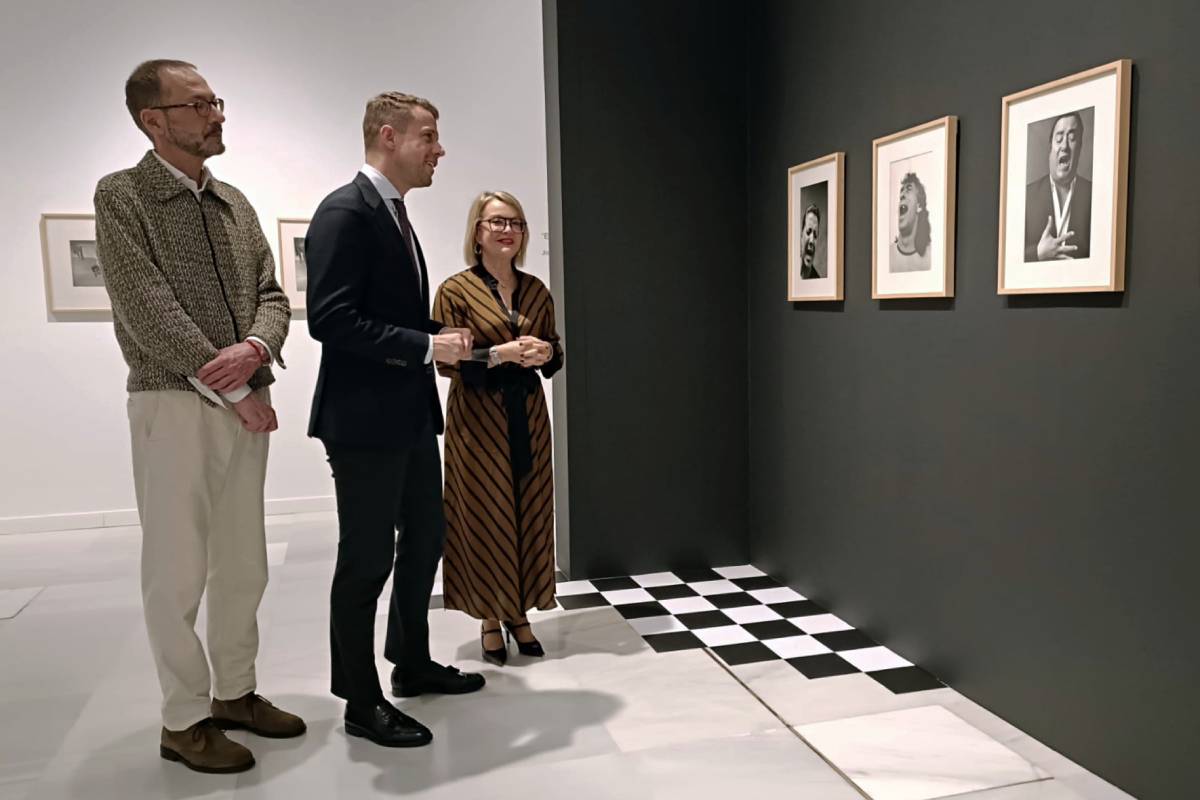 De izquierda a derecha: el comisario de la exposición, Miguel Arjona; el director de Área de Negocio de Granada de CaixaBank, Javier Rivas; y la presidenta de CajaGranada Fundación, Ángeles Orantes-Zurita.