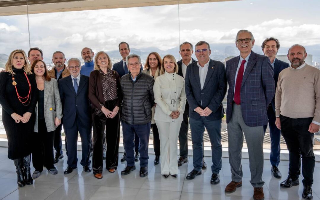 En la imagen: asistentes a la reunión celebrada en el Mirador CajaGranada. Fotografía de Ainhoa Montero.