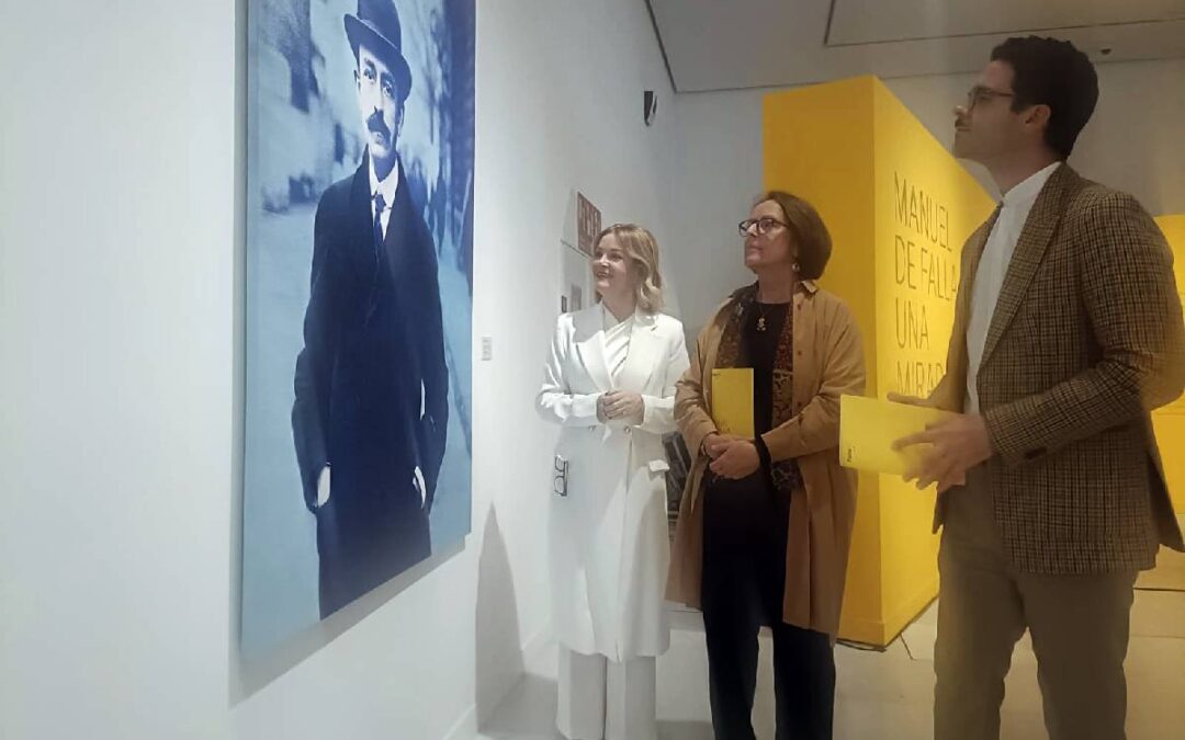 De izquierda a derecha: la presidenta de CajaGranada Fundación, Ángeles Orantes-Zurita López; la presidenta de la Fundación Archivo Manuel de Falla, Elena García de Paredes de Falla; y el director de proyectos de la Fundación Archivo Manuel de Falla, Álvaro Flores Coleto.