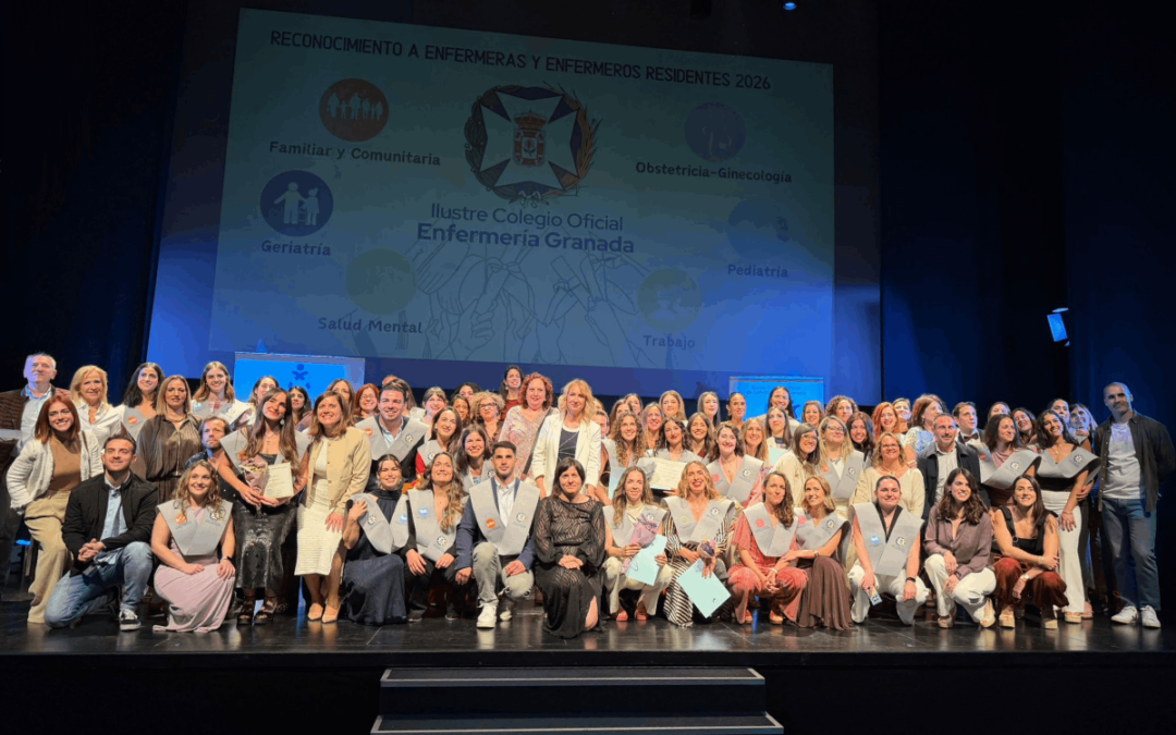 Foto de familia del acto de reconocimiento de las nuevas enfermeras especialistas del Colegio de Enfermería de Granada en el Teatro CajaGranada