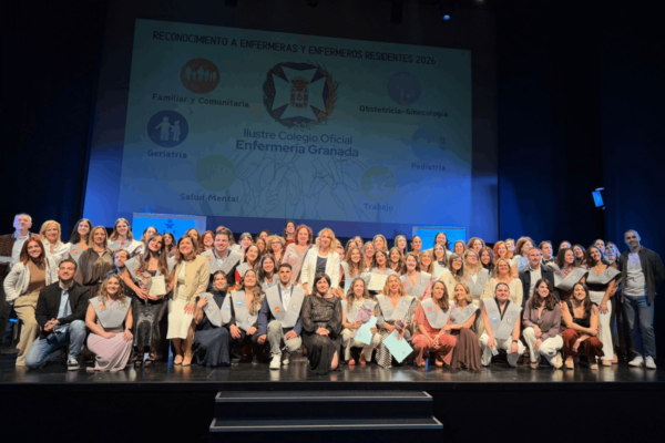 El Colegio de Enfermería de Granada celebra un emotivo acto en el Teatro CajaGranada en reconocimiento a las nuevas enfermeras especialistas
