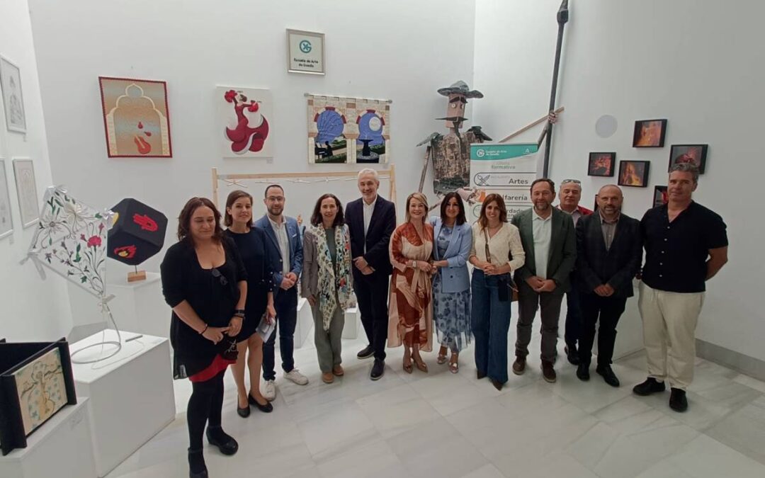Foto de familia con autoridades durante la presentación de MADE26