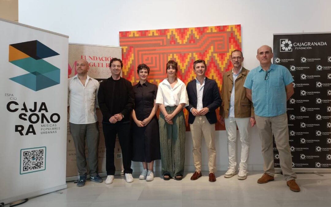 De izquierda a derecha: el co-comisario de la exposición, Alfonso Aguilar “Perroraro”; el director-gerente de CajaGranada Fundación, Fernando Bueno; la co-comisaria de la exposición, María Moreno; la co-comisaria de la exposición, Carmen Morales; el primer teniente de alcalde, portavoz del Gobierno y concejal delegado del Área de Cultura, Presidencia y Relaciones Institucionales del Ayuntamiento de Granada, Jorge Saavedra Requena; el responsable de exposiciones de CajaGranada Fundación, Miguel Arjona; y el secretario de la Fundación Miguel Ríos por el Rock y la Solidaridad, Antonio Castro Ríos; junto a una obra de Simón Zabell.