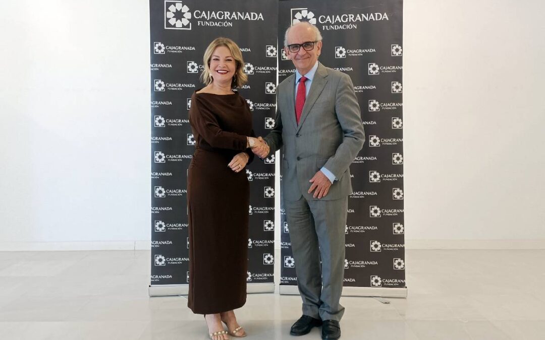 En la fotografía de izquierda a derecha: la presidenta de CajaGranada Fundación, Ángeles Orantes-Zurita, y el director del Festival, Paolo Pinamonti.