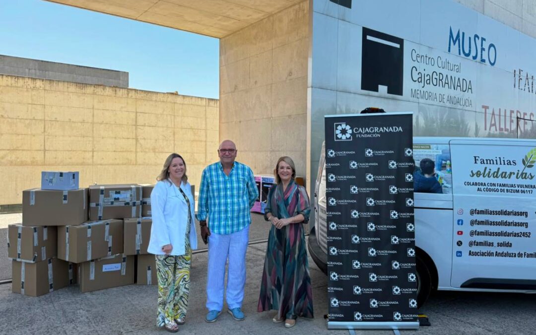 De izquierda a derecha: La titular de la Farmacia Sancho de Mesa, María Dolores Barrionuevo Sancho; el vicepresidente 1º de la Asociación Familias Solidarias, Ricardo de la Hoz Guerrero; y la presidenta de CajaGranada Fundación, Ángeles Orantes-Zurita López.