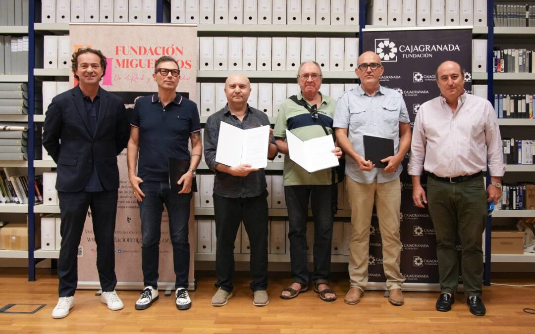 De izquierda a derecha: el director-gerente de CajaGranada Fundación, Fernando Bueno López-Viota; el cantante del grupo musical 091, José Antonio García; el fotógrafo Javier Martín Ruiz; el periodista musical Juanje García; el secretario de la Fundación Miguel Ríos por el Rock y la Solidaridad, Antonio Castro Ríos; y el coordinador general de Cultura y Turismo, Juan García Montero.